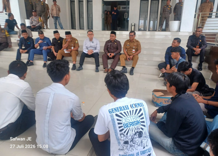 Disela-sela Reses di Muaro Jambi, Anggota DPR RI Syarif Fasha Terima Aspirasi Mahasiswa Soal Lingkungan