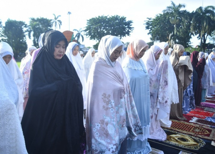 Bersama Pj Wali Kota, Ribuan Warga Shalat Ied di Lapangan Utama Balaikota