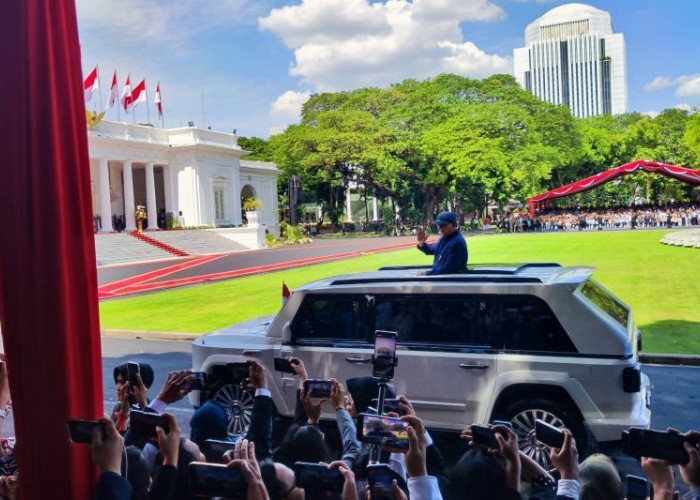 Gunakan Mobil Garuda Putih Plat Indonesia -1, Presiden RI Prabowo Tiba di Istana Disambut Joko Widodo