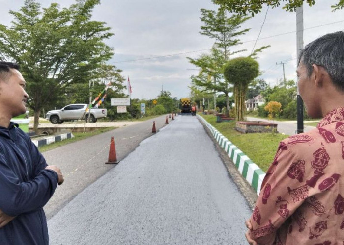 Dinas PUPR Sarolangun Lakukan Uji Coba Bubur Aspal Emulsi Slurry Seal