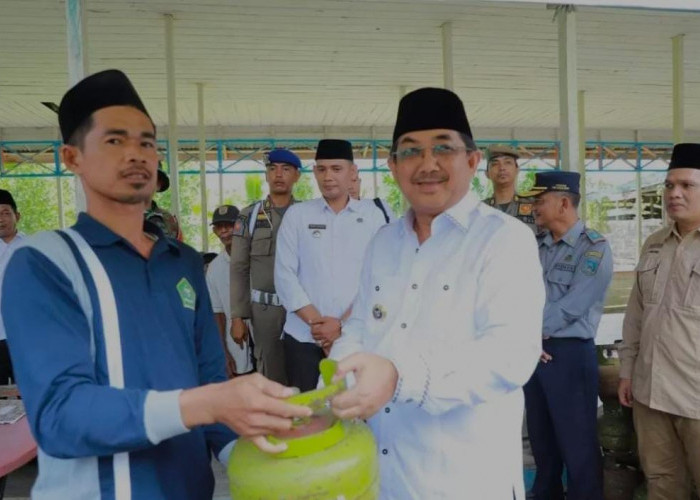 Pastikan Distribusi Tepat Sasaran, Bupati Tanjabbar Tinjau Operasi Pasar Gas Melon Di Betara Kanan 