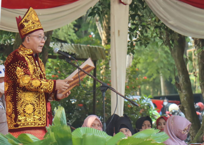 Kenakan Baju Adat Jambi, Rektor Pimpin Upacara Kemerdekaan RI Ke-77 di UNJA