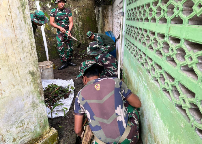 Semangat Gotong Royong, TNI–Rakyat Bersihkan Tempat Ibadah Sambut Bulan Suci Ramadhan