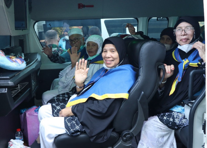 Pelayanan Haji Tahun Ini Dinilai Terbaik, 439 Jemaah Kloter BTH 23 Tiba di Jambi dengan Selamat