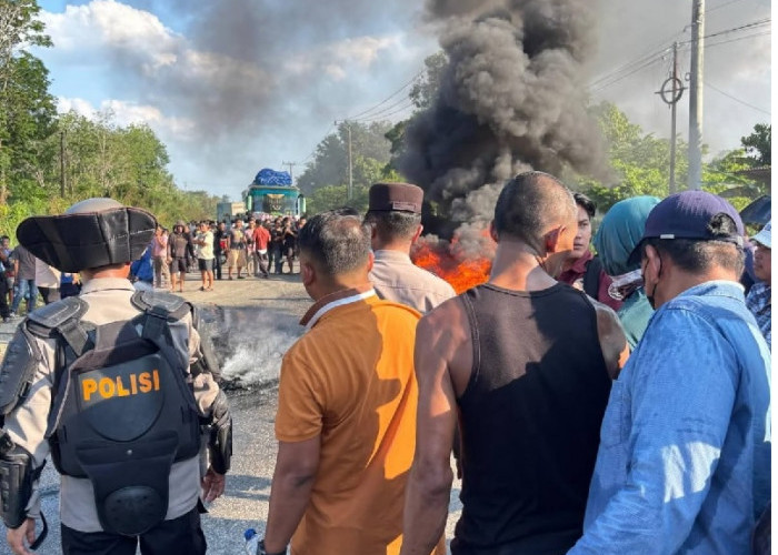 Tuntutannya Tak Dipenuhi Bupati, Warga Pelawan Blokir Jalinsum Depan PT. SMM