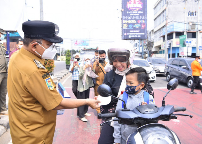 Bersama IWAKO, Wako Maulana Turun ke Jalan Bagikan 5.000 Masker