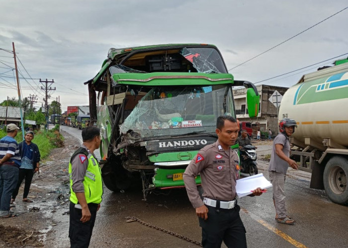 Ringsek Parah, Bus vs Tangki Terlibat Lakalantas di Simpang Rimbo 