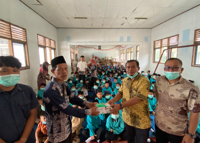 PT Batanghari Sawit Sejahtera Hadir di Tengah Dampak Karhutla dengan Bagikan Masker 