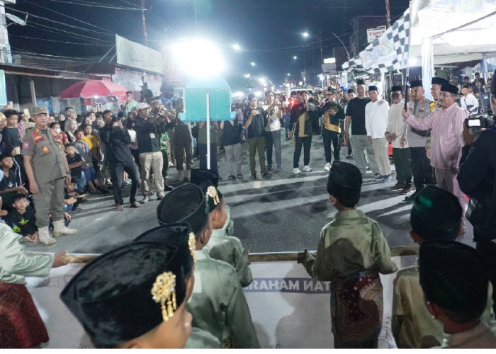 Bupati Anwar Sadat Lepas Peserta Festival Arakan Sahur Minggu Ke-2, Warga Kota Jambi Turut Memadati Lokasi