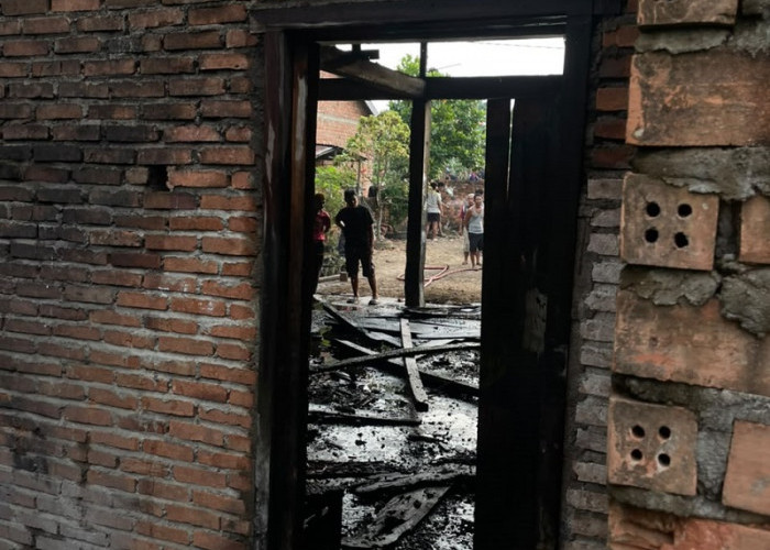 Bangunan Bekas Bengkel di Pijoan Hangus Terbakar