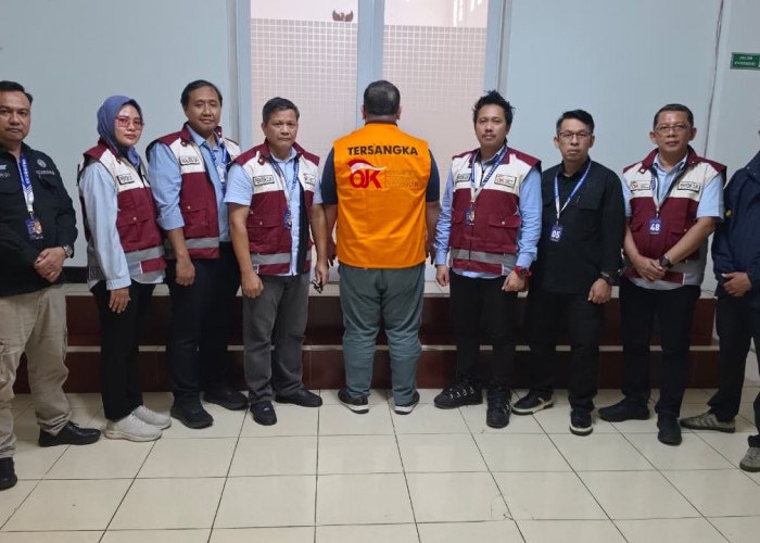 OJK Serahkan Tersangka Kasus Asuransi Prolife dan Barang Bukti Rp113 Miliar ke Kejari Jaksel
