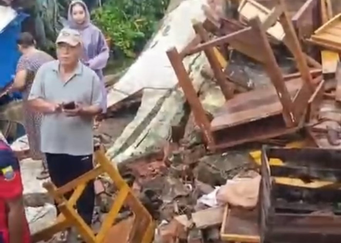 HUJAN DERAS! Pagar SMK N 1 Jambi Roboh, Tiga Orang Meninggal di Lokasi Kejadian