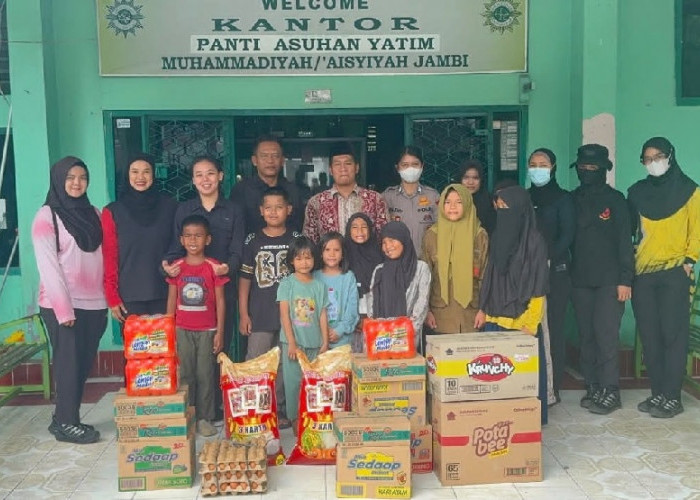 Sambangi Panti Asuhan Aisyiyah, Satbrimob Polda Jambi Berbagi Kasih Serahkan Bantuan Sembako