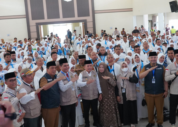Lepas 442 JCH Kloter BTH 19, Gubernur Al Haris : Fokus Ibadah Haji, Jangan sia-siakan Perjuangan Puluhan Tahun