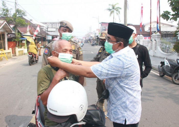 Bupati Anwar Sadat Turun Langsung Bagikan Masker, Lindungi Warga Tanjab Barat dari Kabut Asap