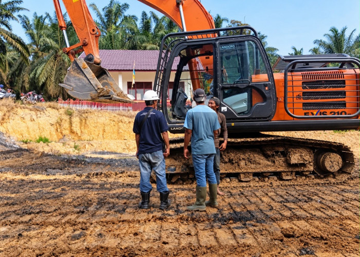 PT BBIP Bantu Air Bersih dan Alat Berat untuk Penataan Halaman SDN 198 Bukit Baling