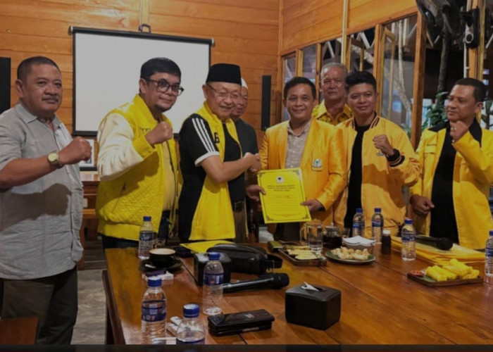 Budi Setiawan Terima SK Golkar, CE Minta Pertahankan Kemenangan di Kota Jambi
