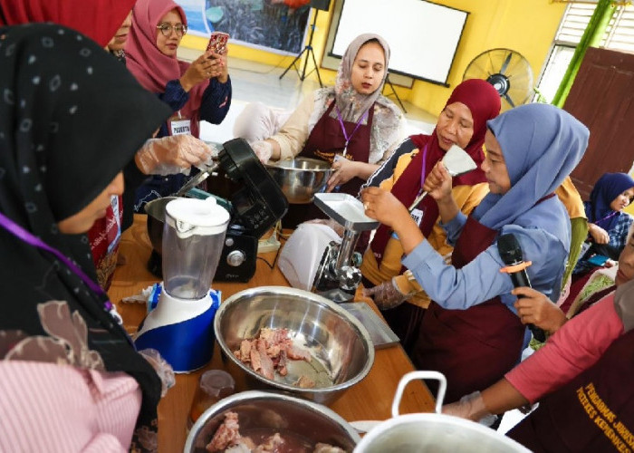 Optimalkan Potensi Lokal, PalmCo Latih 50 Perempuan Olah Ikan Lele Jadi Produk Bernilai Tambah