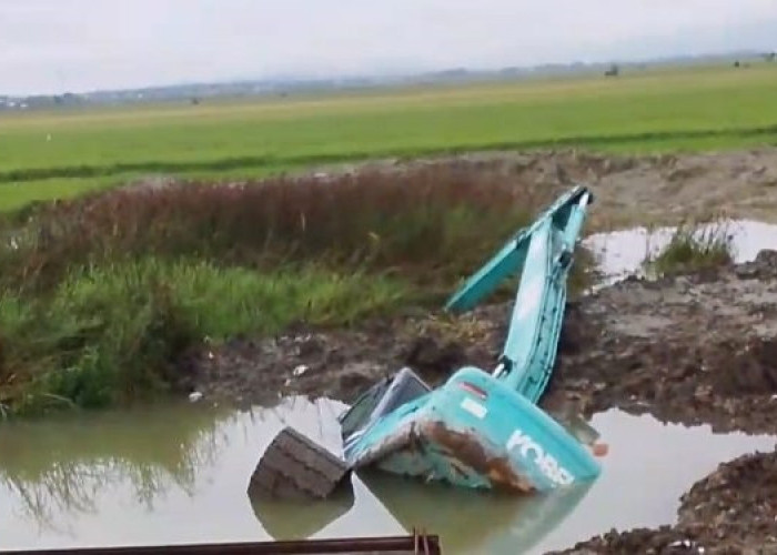 Excavator Proyek Perumda Tirta Khayangan Terbenam Lumpur, Evakuasi Mandek Dua Pekan