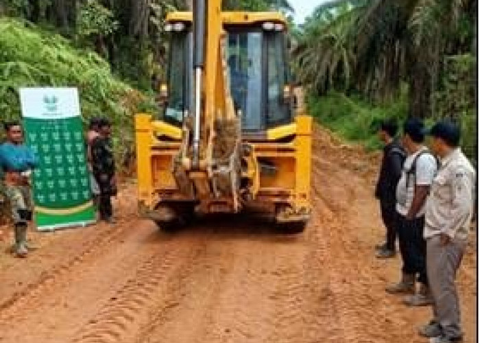 PT Rigunas Agri Utama Lakukan Perbaikan Jalan Antar Desa di Kec Sumay 