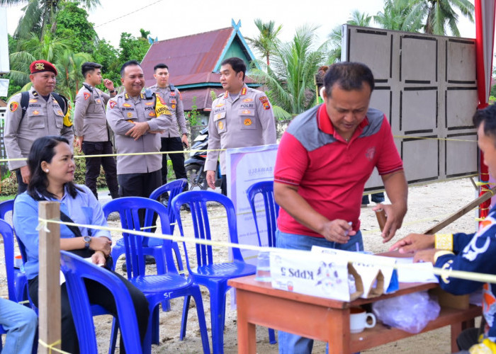 Pastikan Pemungutan Suara Berjalan Lancar, Karo Ops dan Kabid Humas Polda Jambi Turun Langsung ke TPS 