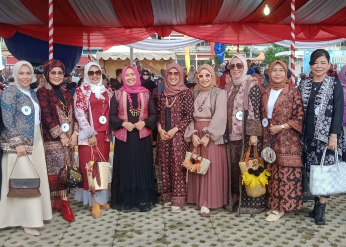 Parade Songket dan Batik Turut Meriahkan Festival Batanghari 