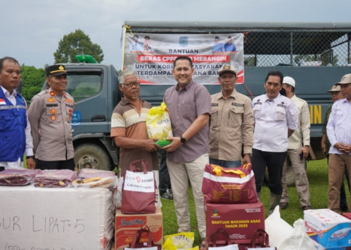 Sambangi Korban Banjir Selango, Bupati M. Syukur: Bapak Ibu Tidak Sendirian