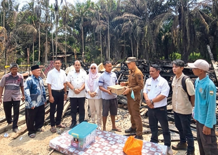  Anggota DPRD Muaro Jambi Ade Erma Salurkan Bansos untuk Korban Kebakaran 
