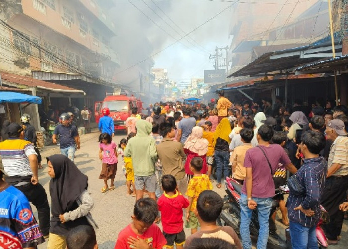 Padatnya Masyarakat Melihat Susahkan Petugas Padamkan Api di Simpang Pahlawan Kualatungkal