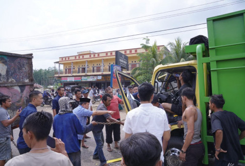Spontan dan Heroik: Gubernur Al Haris Bantu Evakuasi Korban Kecelakaan di Batanghari