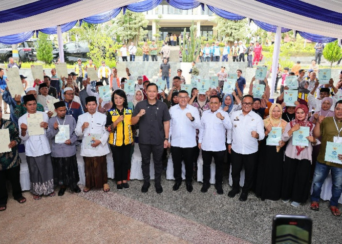 Menko AHY dan Wamen Ossy Serahkan Sertipikat Tanah untuk Warga Lebak