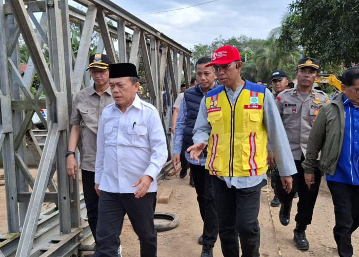 Al Haris Tinjau Jalan Amblas Bungo-Sumbar, Pastikan Beberapa Hari Kedepan Lintas Sumatera Bisa Dilalui