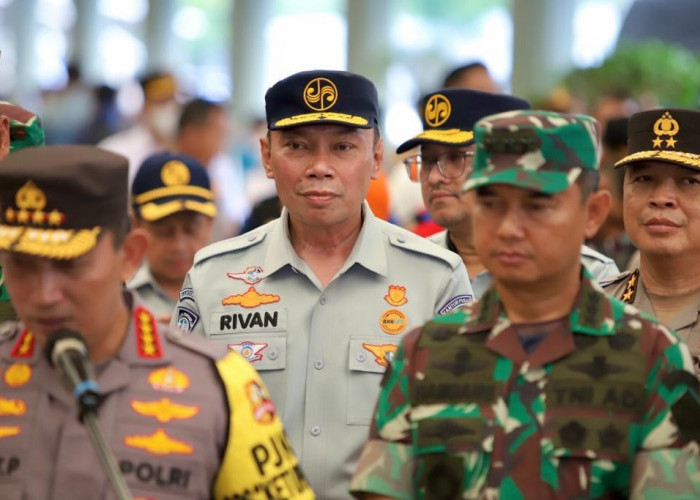 Rivan A. Purwantono Bersama Menhub dan Kapolri Tinjau Pelaksanaan Mudik di Stasiun Pasar Senen