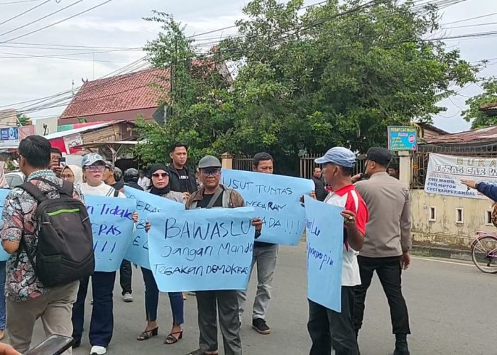 Massa Geruduk Kantor Bawaslu Kota Jambi, Desak Usut Tuntas Dugaan Pelanggaran Pemilu oleh Cawako HAR