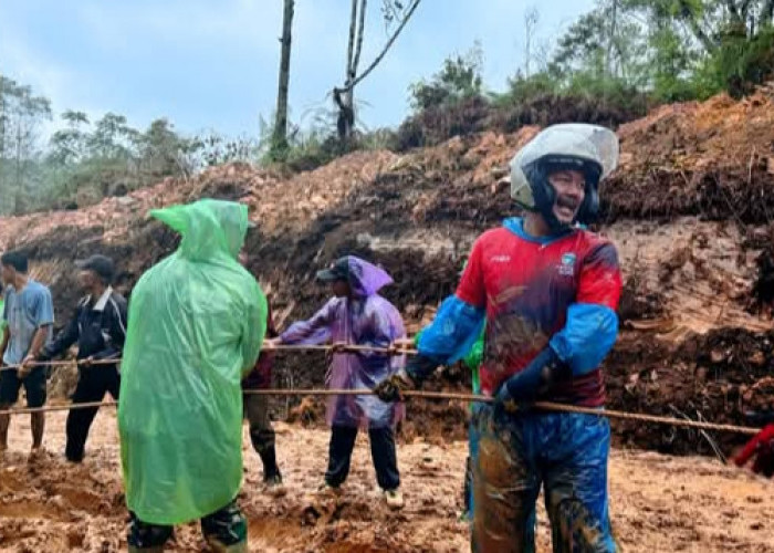 Bupati Kerinci dan Dandim Turun ke Lumpur