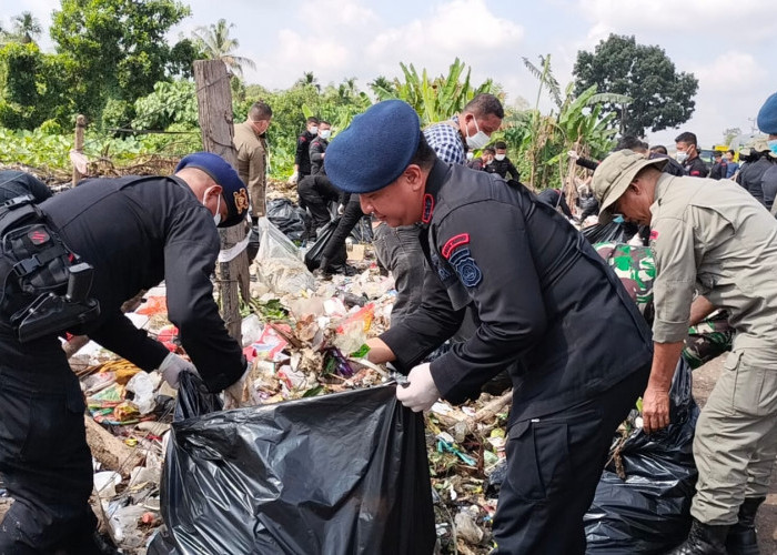 Membersihkan Sampah Serentak Bersama Polri , Polda Jambi Turunkan 245 Personil Gabungan 