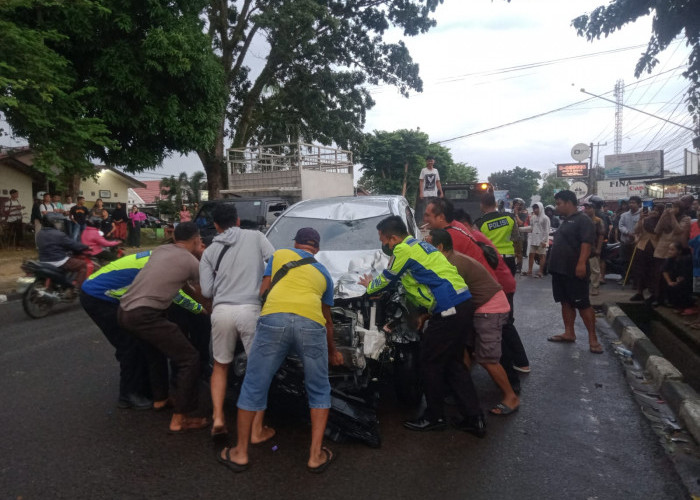 BREAKING NEWS! Tabrakan Beruntun 2 Mobil 3 Motor di Kota Baru Jambi