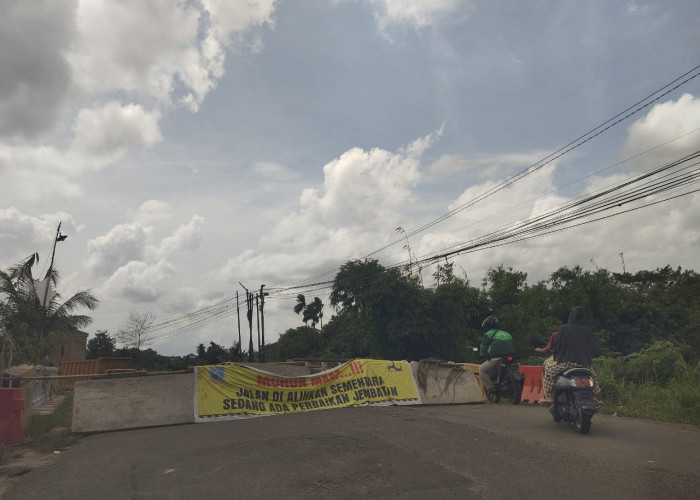 Membahayakan, Banyak Masyarakat yang Nekat Melintas Jembatan Sari Bakti yang Nyaris Roboh