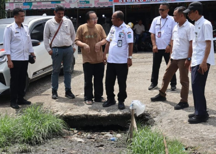 Pj Bupati Merangin Pantau Kerusakan Jalan Depan Toko Mella Shoes, Ditemukan Gorong Tersumbat Sampah