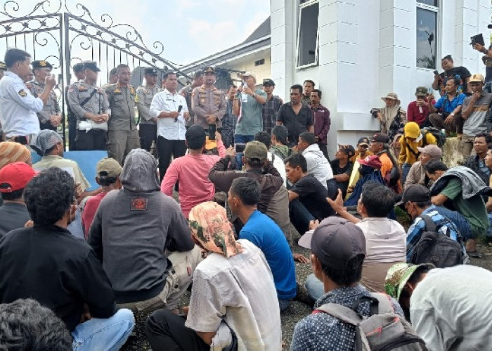 Puluhan Massa Kembali Geruduk Kantor Bupati-Kejari Tebo, Soal Dugaan Gratifikasi PT APN dan Kades Tanah Garo