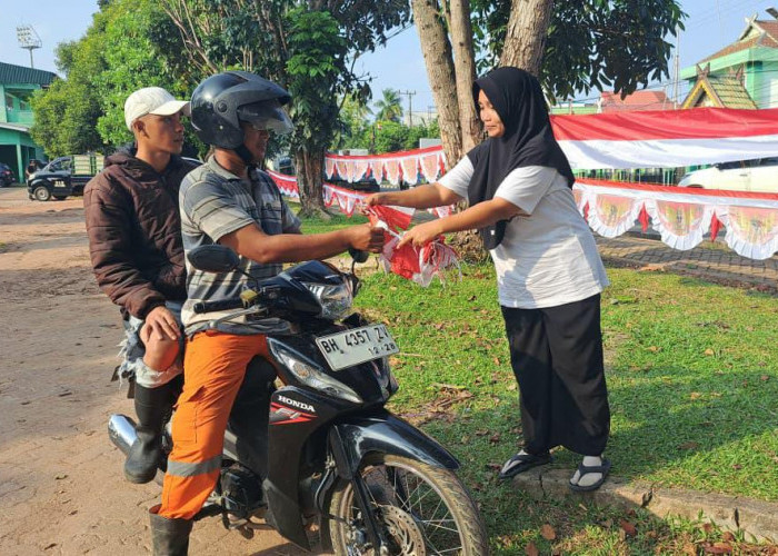 Semarakkan HUT RI Ke-81, Ade Erlanda Bagikan Ratusan Bendera Merah Putih ke Warga