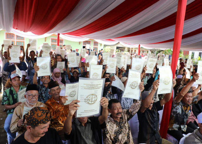 Serahkan 1.641 Sertipikat Redistribusi Tanah di Kabupaten Majalengka. 