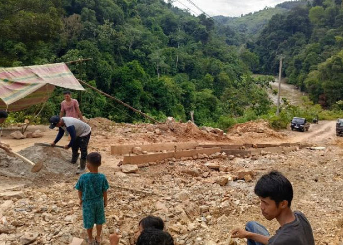 Rusak Berat, Warga Batangasai Perbaiki Jalan Provinsi Secara Swadaya