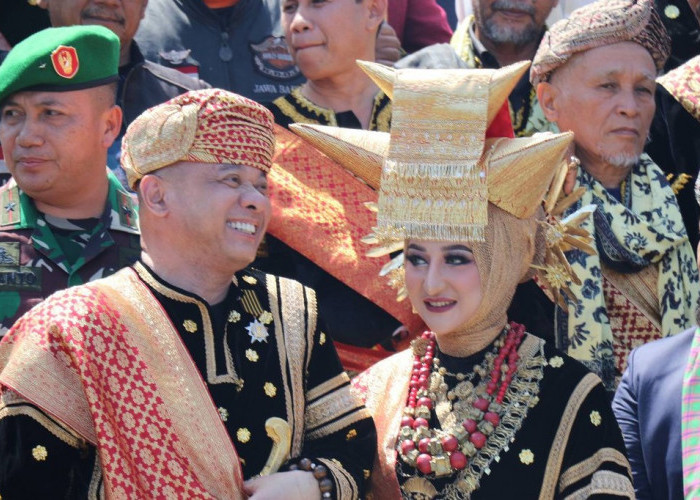 Momen Teddy Minahasa dan Istri Menerima Gelar Kehormatan Adat Minangkabau