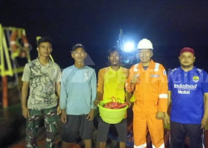 Perahu Nelayan Mati di Tengah Laut,  10 Awak Kapal Terjebak, PHE ONWJ Lakukan Evakuasi