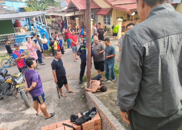 Kepergok Sedang Mencongkel Jendela Masjid, Seorang Pria Diikat Warga di Tiang Listrik