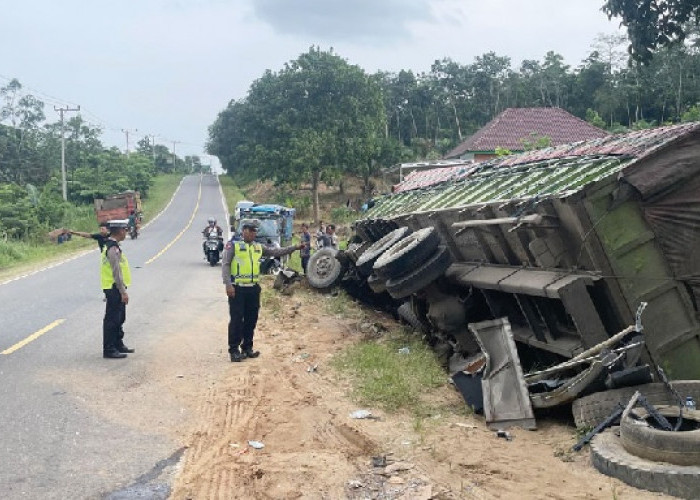 Truk Hino, Bus RAPI, Mobil Carry Tabrakan Beruntun di Muaro Jambi, Empat Korban Dilarikan ke Rumah Sakit