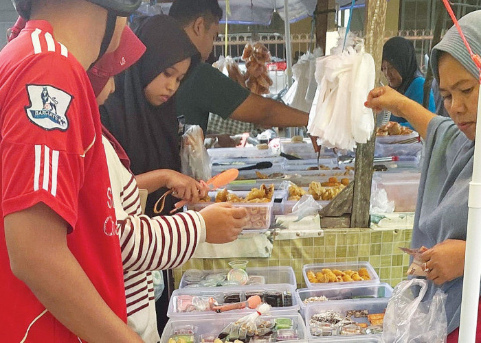 Surga Kuliner Ramadan di Mendalo, Aroma Gorengan, Manisnya Kue, dan Es Buah yang Ludes Diserbu