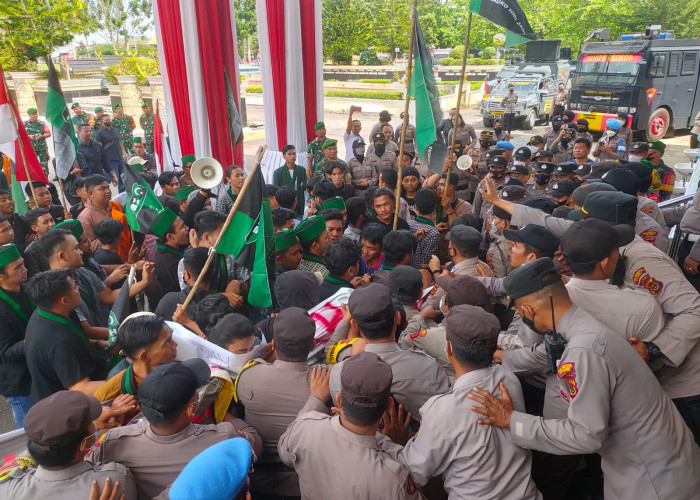 HMI Jambi Tuntut Bertemu Pimpinan DPRD Provinsi Jambi, Mahasiswa - Polisi Langsung Saling Dorong