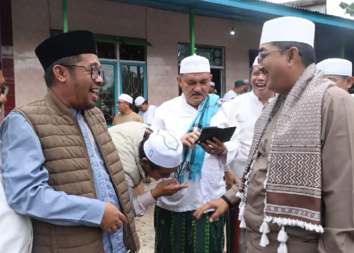 Bupati Anwar Sadat Serahkan Bantuan 10 Juta ke Masjid Baitul Makmur dalam Safari Subuh